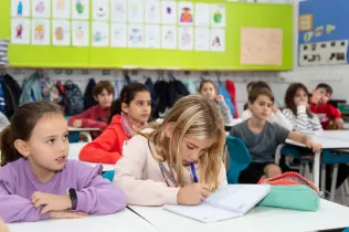 Alumnes de primaria de l'escola Jesuites Sant Gervasi a l'aula