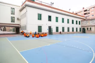 Alumnes de l'escola Jesuites Sant Gervasi al pati infantil