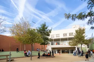 Pati exterior amb alumnes d'infantil de l'escola Jesuites Sarria - Sant Ignasi