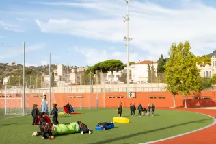 Alumnes de la llar d'infants al pati exterior de l'escola Jesuites Sarria - Sant Ignasi