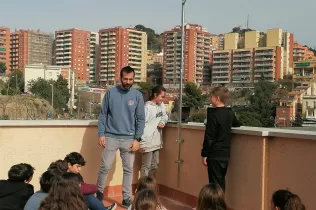 Alumnat de 1r d'ESO de Jesuïtes Gràcia comprovant el funcionament dels sensors meteorològics