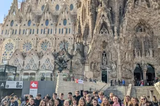 Grup d'alumnes fent una visita cultural durant la seva experiència d'intercanvi