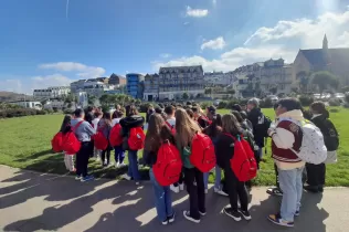 Alumnes de 2n ESO del Claver en una sortida durant la seva estada a Ilfracombe