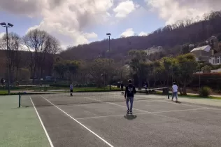 Alumnes de 2n ESO del Claver jugant a tenis durant la seva estada a Ilfracombe
