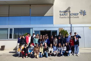 Alumnes de TQE del Col·legi Claver en la col·laboració del Programa d'Acció i Servei a la residència geriàtrica Sant Josep
