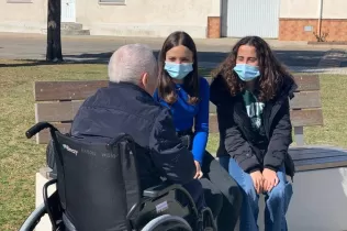 Alumnes de TQE del Col·legi Claver passejant en la col·laboració del Programa d'Acció i Servei a la residència d'avis de Gimenells