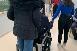 Alumnes de TQE del Col·legi Claver en la col·laboració del Programa d'Acció i Servei a la residència d'avis de Gimenells