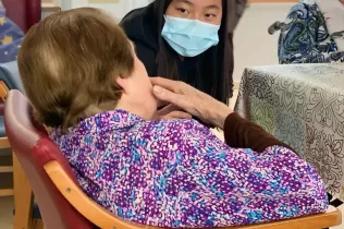 Alumna de TQE del Col·legi Claver en la col·laboració del Programa d'Acció i Servei a la residència d'avis de Gimenells