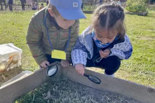 Nen i nena de P3 experimentat al palet de l'hort en el taller educatiu de Pagesos per un Dia al Punt Eco