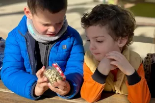 Dos nens de P3 experimentant en el taller educatiu de Pagesos per un Dia al Punt Eco