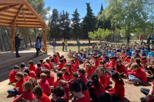 Nens i nenes al pati de l'escola del Claver per celebrar les Olimpíades de la PIN