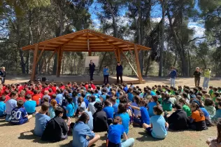 Nens i nenes al pati de l'escola del Claver per celebrar les Olimpíades de la PIN