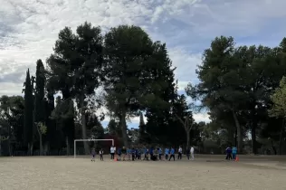 Alumnes de primària fent les proves de les Olimpídes de la PIN organitzades per l'alumnat de3r de primària de Claver