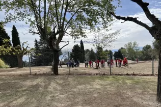 Alumnes de primària fent les proves de les Olimpídes de la PIN organitzades per l'alumnat de3r de primària de Claver