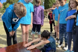 Alumnes de primària fent les proves de les Olimpídes de la PIN organitzades per l'alumnat de3r de primària de Claver