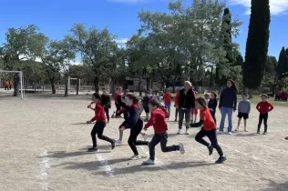 Alumnes de primària fent les proves de les Olimpídes de la PIN organitzades per l'alumnat de3r de primària de Claver