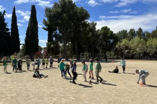 Alumnes de primària fent les proves de les Olimpídes de la PIN organitzades per l'alumnat de3r de primària de Claver