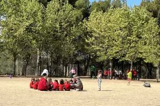 Alumnes de primària fent les proves de les Olimpídes de la PIN organitzades per l'alumnat de3r de primària de Claver