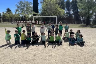 Alumnes de primària fent les proves de les Olimpídes de la PIN organitzades per l'alumnat de3r de primària de Claver