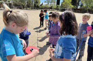 Alumnes de primària fent les proves de les Olimpídes de la PIN organitzades per l'alumnat de3r de primària de Claver