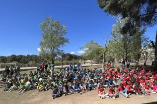 Alumnes de primària fent les proves de les Olimpídes de la PIN organitzades per l'alumnat de3r de primària de Claver