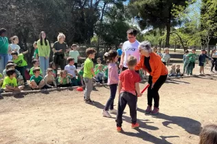 Alumnes de primària fent les proves de les Olimpídes de la PIN organitzades per l'alumnat de3r de primària de Claver