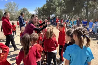 Alumnes de primària fent les proves de les Olimpídes de la PIN organitzades per l'alumnat de3r de primària de Claver