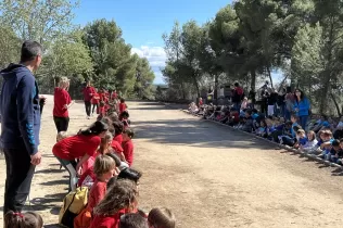 Alumnes de primària fent les proves de les Olimpídes de la PIN organitzades per l'alumnat de3r de primària de Claver