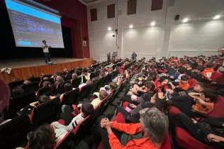 Nens i nenes de 1r a 4t de primària a la xerrada de Sergi Escobar, ciclista olímpic lleidatà