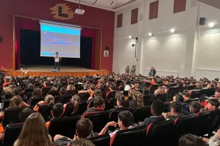 Nens i nenes de 1r a 4t de primària a la xerrada de Sergi Escobar, ciclista olímpic lleidatà