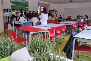 Trobada d'alumnes d'ESO i de primària en una aula de 2n ESO agermanats per a celebrar la Pasquan fent una plantada al pat de l'escola