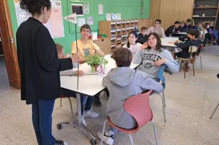 Trobada d'alumnes de 3r ESO i 4t primària en una aula de  4t PIN agermanats per a celebrar la Pasquan fent una plantada al pat de l'escola