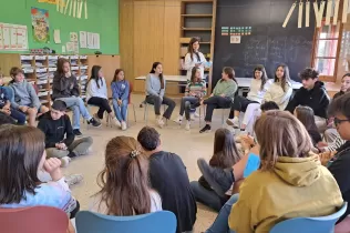 Trobada d'alumnes de 3r ESO i 4t primària en una aula de  4t PIN agermanats per a celebrar la Pasquan fent una plantada al pat de l'escola