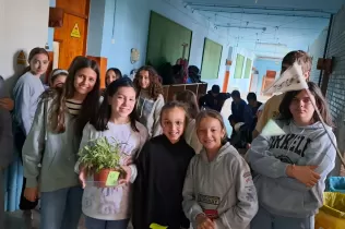 Trobada d'alumnes de 3r ESO i 4t primària en una aula de  4t PIN agermanats per a celebrar la Pasquan fent una plantada al pat de l'escola