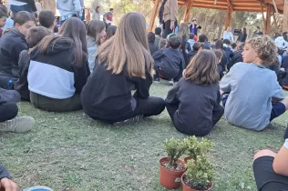 Alumnes en comunitat a l'Aula Natura Pare Ignasi salat per celebrar la benedicció de les plantes per la plantada de celebració de la Quaresma