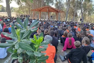 Alumnes en comunitat a l'Aula Natura Pare Ignasi salat per celebrar la benedicció de les plantes per la plantada de celebració de la Quaresma