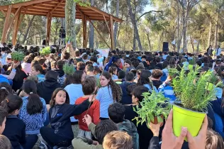 Alumnes en comunitat a l'Aula Natura Pare Ignasi salat per celebrar la benedicció de les plantes per la plantada de celebració de la Quaresma