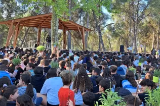 Alumnes en comunitat a l'Aula Natura Pare Ignasi salat per celebrar la benedicció de les plantes per la plantada de celebració de la Quaresma