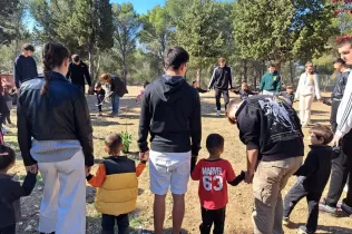 Alumnes fent jocs i activitats, agermanats grans i petits, i en comunitat al pati de l'escola per la celebració de la Quaresma