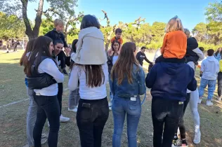 Alumnes fent jocs i activitats, agermanats grans i petits, i en comunitat al pati de l'escola per la celebració de la Quaresma