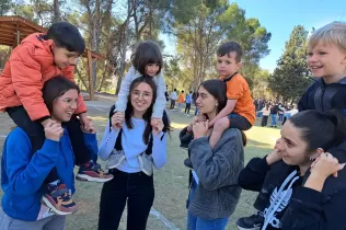 Alumnes fent jocs i activitats, agermanats grans i petits, i en comunitat al pati de l'escola per la celebració de la Quaresma