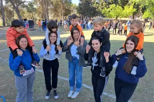 Alumnes fent jocs i activitats, agermanats grans i petits, i en comunitat al pati de l'escola per la celebració de la Quaresma