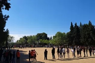 Alumnes fent jocs i activitats, agermanats grans i petits, i en comunitat al pati de l'escola per la celebració de la Quaresma