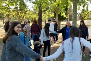 Alumnes fent jocs i activitats, agermanats grans i petits, i en comunitat al pati de l'escola per la celebració de la Quaresma