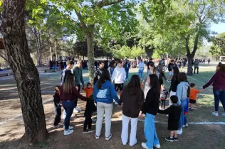 Alumnes fent jocs i activitats, agermanats grans i petits, i en comunitat al pati de l'escola per la celebració de la Quaresma