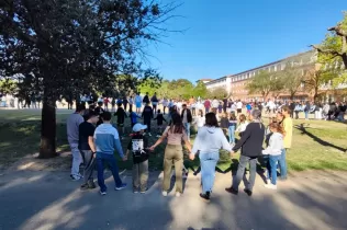 Alumnes fent jocs i activitats, agermanats grans i petits, i en comunitat al pati de l'escola per la celebració de la Quaresma