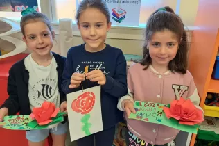 Alumnes de 1r de Primària amb la manualitat de la rosa de Sant Jordi 