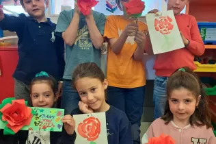 Alumnes de 1r de Primària amb la manualitat de la rosa de Sant Jordi 