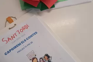 Llibre i rosa fets pels nens i nenes de 2n de primària del Col·legi Claver per la celebració de Sant Jordi