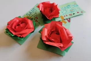 Roses de paper fetes pels nens i nenes de la PIN del Claver per la festivitat de Sant Jordi